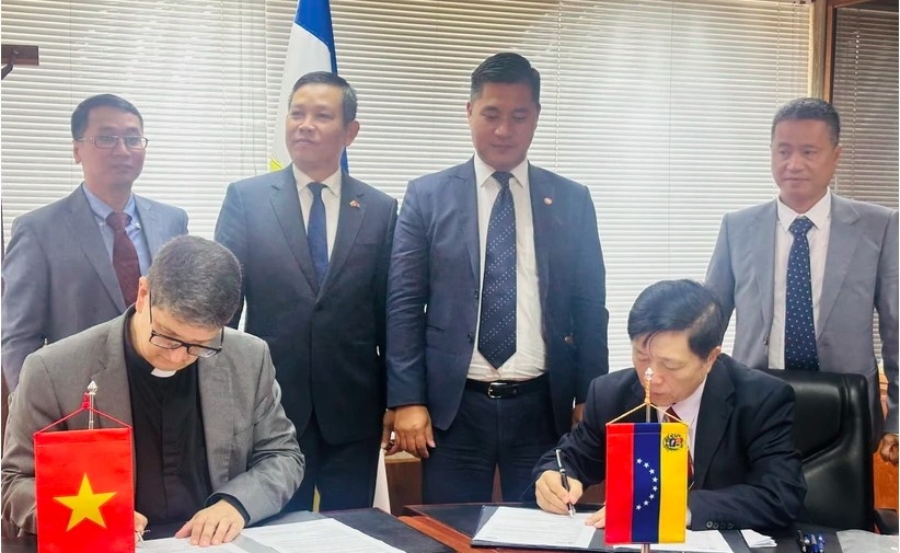 Venezuela, Vietnam sign educational cooperation agreement for new period